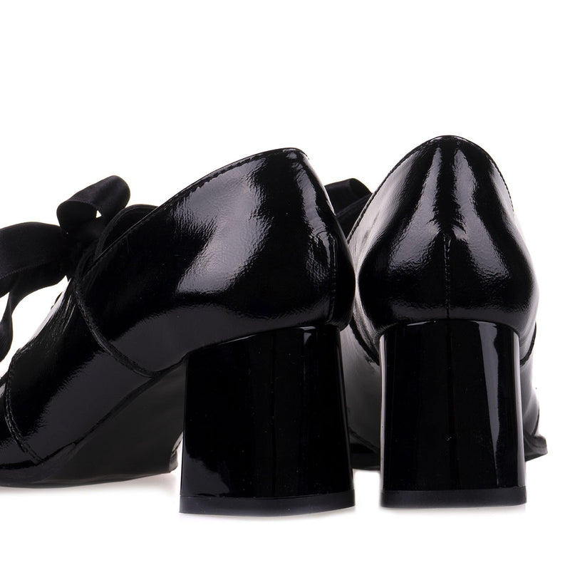 ÎNCĂLȚĂMINTE ELEGANTE KERA